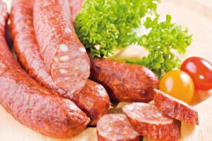 Prešovská Klobása  Zloženie: Bravčové mäso 85%, hovädzie mäso 10%, pitná voda, jedlá soľ, cesnak, zmes korenín.
